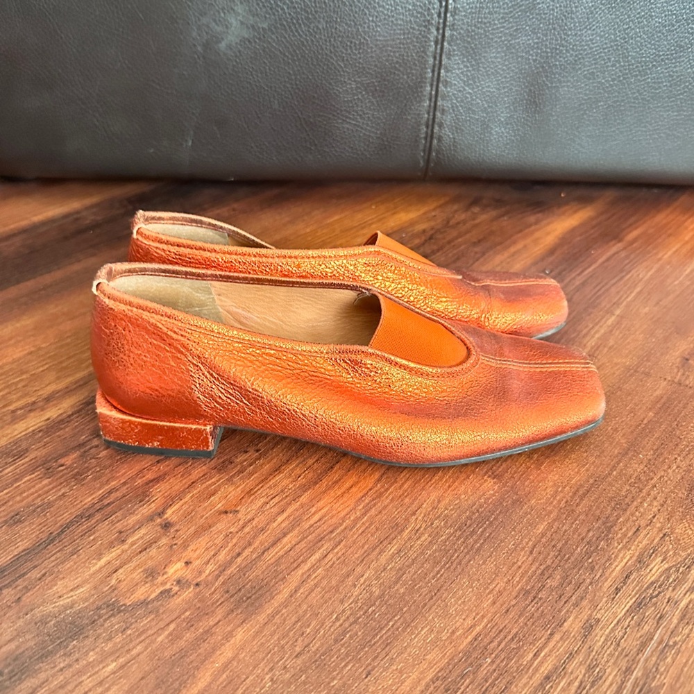 About Arianne Metallic Orange/Red Gillian flats